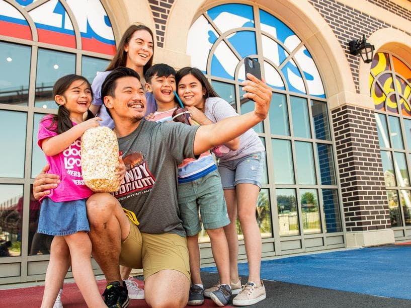 family taking selfie at hersheypark